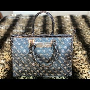 ✨NEW! Guess Signature Handbag!✨